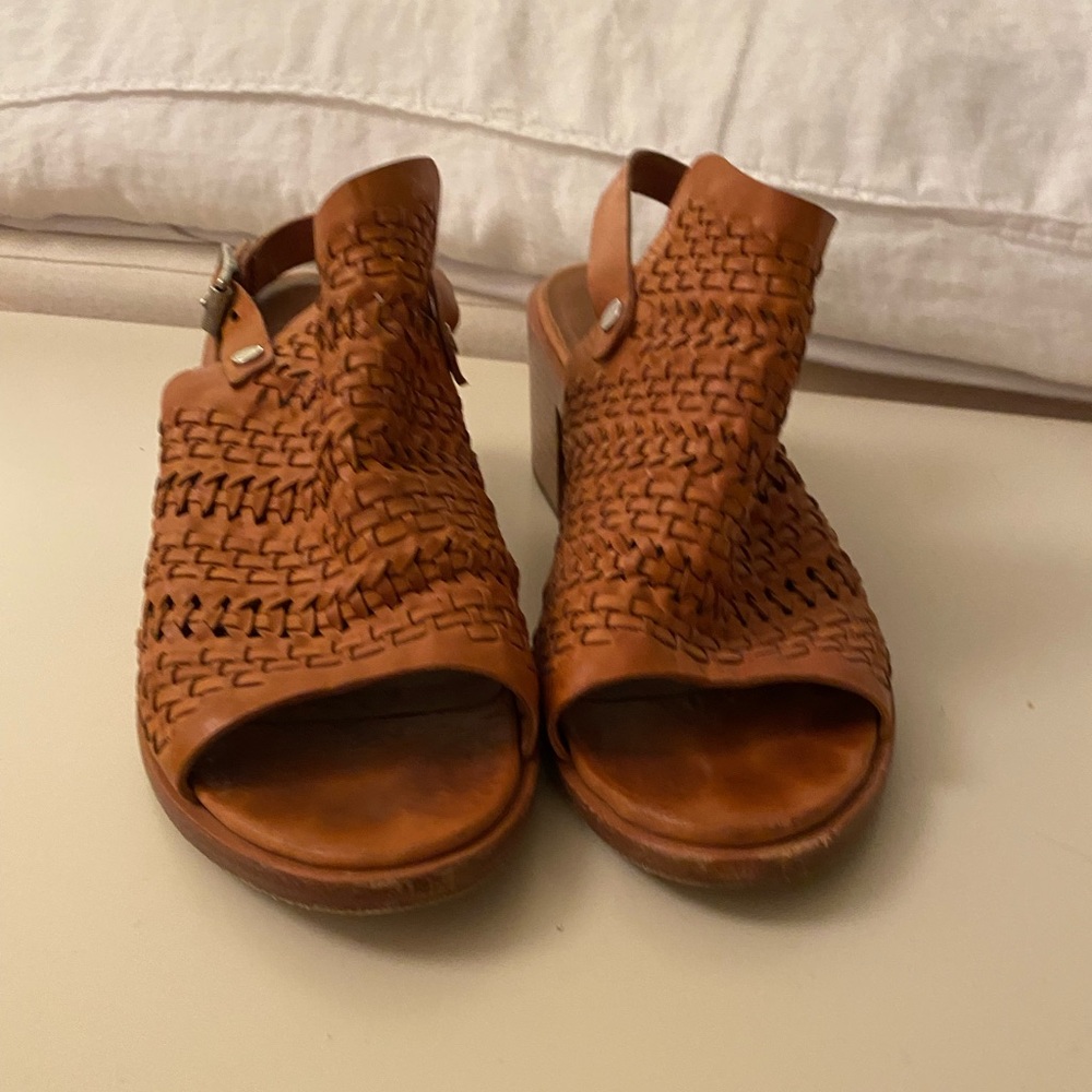 RAG & BONE tab perforated leather sling back sandals with short heel, size 39 - Picture 6 of 9